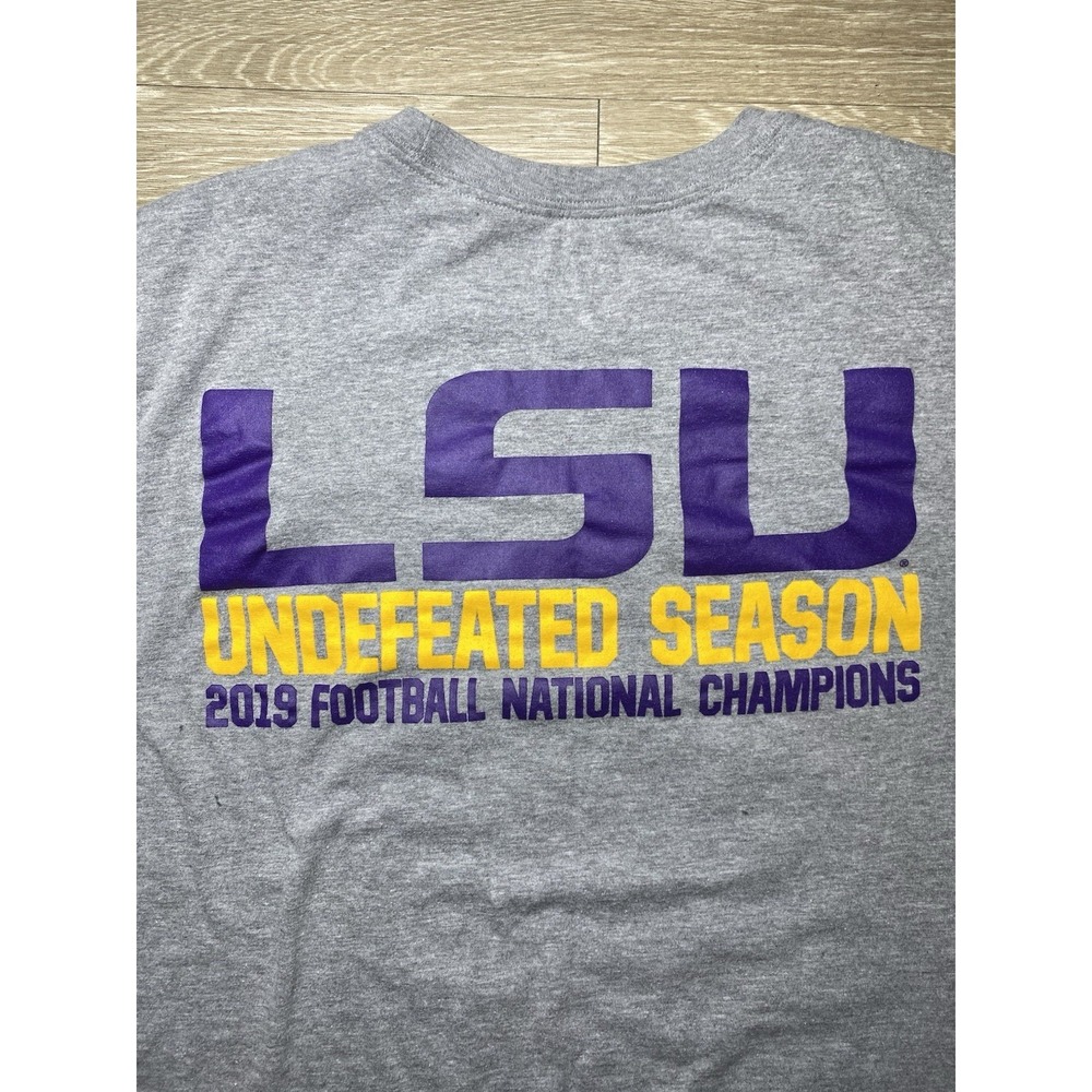 Men Size MEDIUM Nike Undefeated LSU Tigers National Champions 15-0 T-Shirt 2019 - Picture 7 of 10